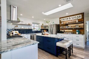 Fridge, microwave, oven, stovetop - Ranchview Retreat in the heart of Johnson City (Johnson City)