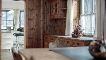 Tradisjonell alpehytte, fjellutsikt | Oppholdsområde | Flatskjerm-TV