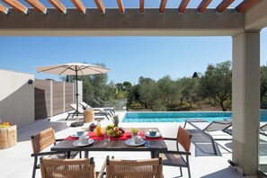 Outdoor dining - Theofania - Two Bedroom Villa, Sleeps 4 (Gouvia)