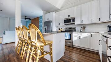 Een koelkast, een microgolfoven, een oven, een kookplaat