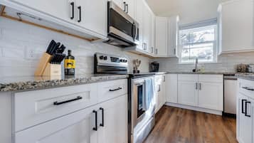 Een koelkast, een microgolfoven, een oven, een kookplaat