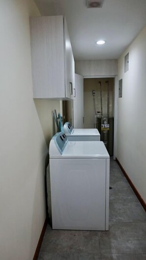 Een haardroger, handdoeken