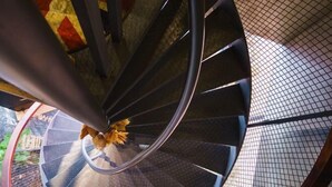 A spiral staircase with a metal railing and a mesh floor. - Zhengsheng Hotel (Guangzhou Baiyun Railway Station Xiaoping Subway Station) (Guangzhou)