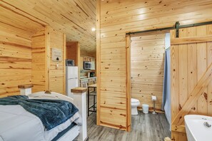 1 slaapkamer, een strijkplank/strijkijzer, wifi, beddengoed