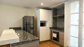 Réfrigérateur, micro-ondes, four, plaque de cuisson