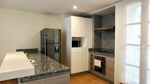 Fridge, microwave, oven, stovetop - La Ronda 431 - Apt. #107 (Duplex) (Quito)