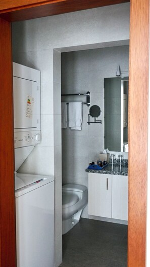 Sèche-cheveux, serviettes fournies