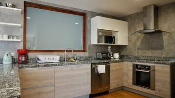 Fridge, microwave, oven, stovetop