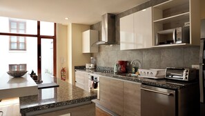 Fridge, microwave, oven, stovetop - La Ronda 431 - Apt. #105 (Quito)