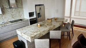 Kühlschrank, Mikrowelle, Ofen, Herdplatte