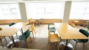 A spacious dining area with multiple tables and chairs, large windows providing natural light, and a modern interior design. - City Comfort Inn(Wuhan Jiangxia Branch) (Wuhan)