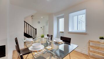 Comfort Apartment, 2 Bedrooms | In-room dining