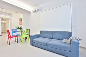 TV, books - Sandra's Apartment new cozy comfortable in the center of Salerno (Salerno)