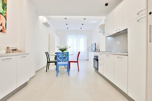 Geladeira, fogão, cooktop, lava-louças