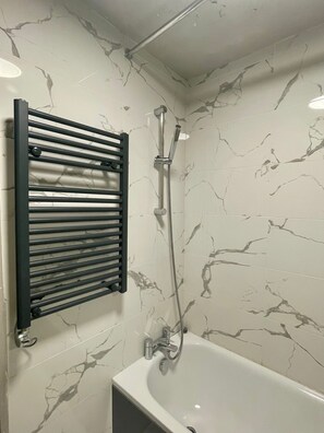 Deluxe Apartment, Ensuite (F2) | Bathroom | Combined shower/tub, free toiletries, towels, soap - Baker Street Apartments (London)