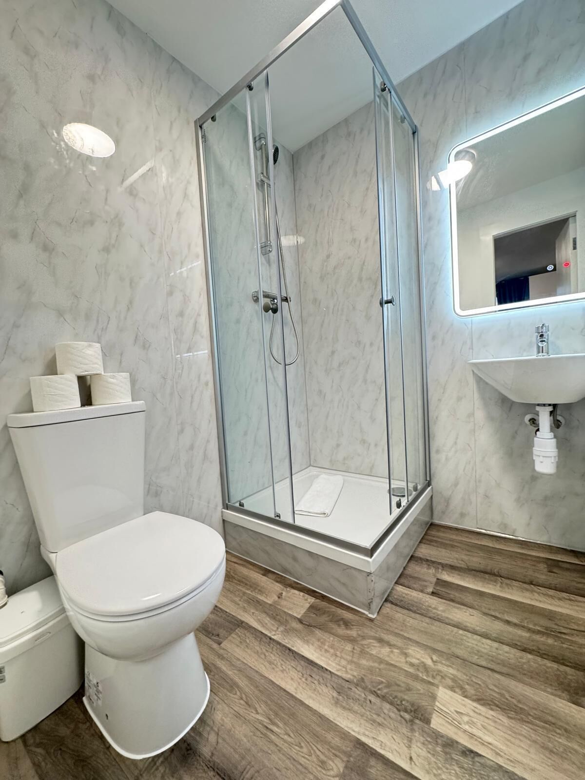 Deluxe Double Room, Ensuite | Bathroom | Combined shower/bathtub, free toiletries, towels, soap