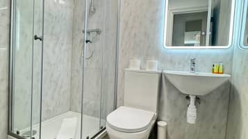 Tina con regadera, amenidades de baño gratuitas, toallas, jabón