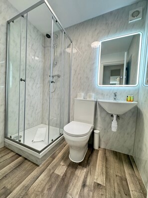Combined shower/tub, free toiletries, towels, soap - Baker Street Apartments (London)