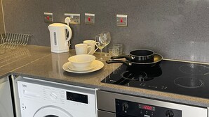Deluxe Apartment, Ensuite (F2) | Private kitchen - Baker Street Apartments (London)