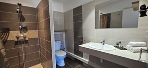 Shower, hair dryer, towels - T2 Dolce & Vita C3 sea and pool view (PROPRIANO)
