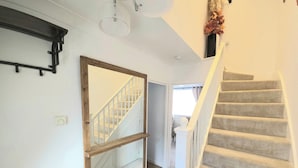 A staircase with carpeted steps leading to a landing. - Shefford Serenity Apartment In The Heart of Town (Shefford)