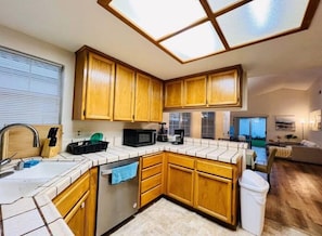 Private kitchen - Aurora III: Monthly Savings, 3BR, Good Location (Honolulu)