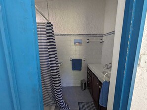 Dusche, Haartrockner, Handtücher, Seife