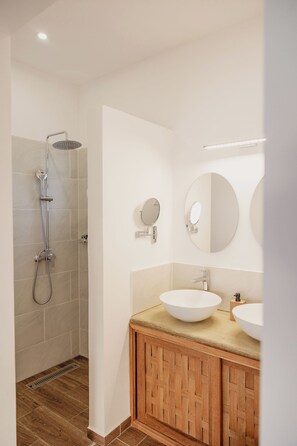 Deluxe Double Room, Sea View | Bathroom