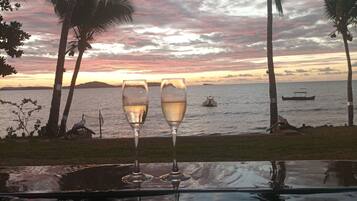 Ulkouima-allas, aurinkovarjoja, aurinkotuoleja