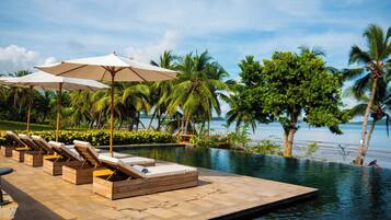 Ulkouima-allas, aurinkovarjoja, aurinkotuoleja