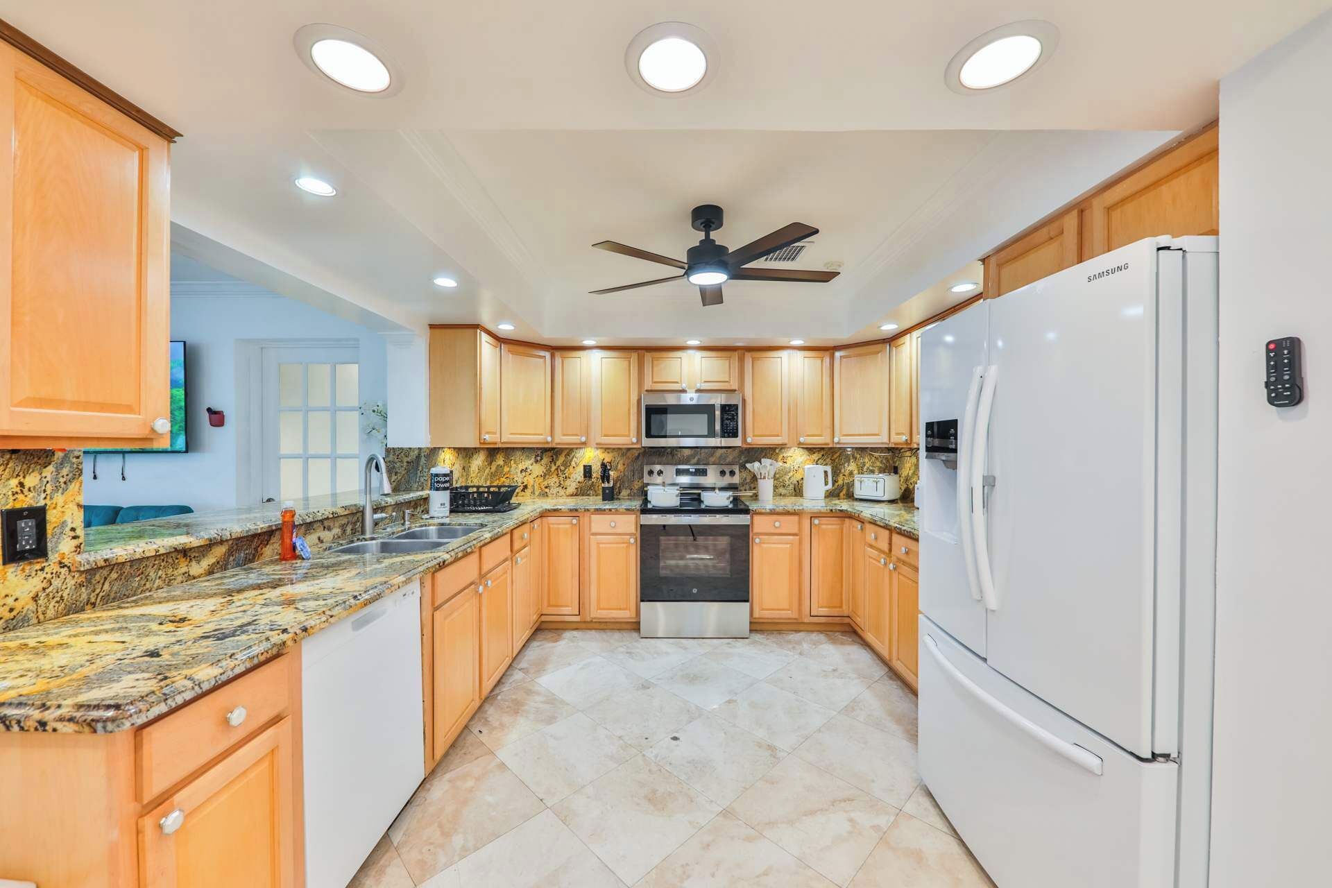 Kjøleskap, mikrobølgeovn, ovn og kokeplater