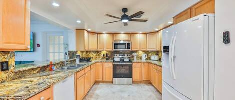 Kjøleskap, mikrobølgeovn, ovn og kokeplater