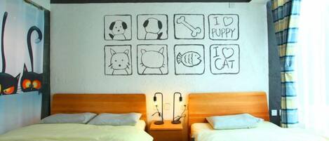Un dormitorio con dos camas, un cabecero de madera, una pared con dibujos de animales y una ventana con cortinas.