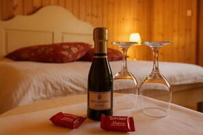 1 bedroom, WiFi, bed sheets - Aithra Luxury Suites, Junior Lakeview Suite (Tsivlos)