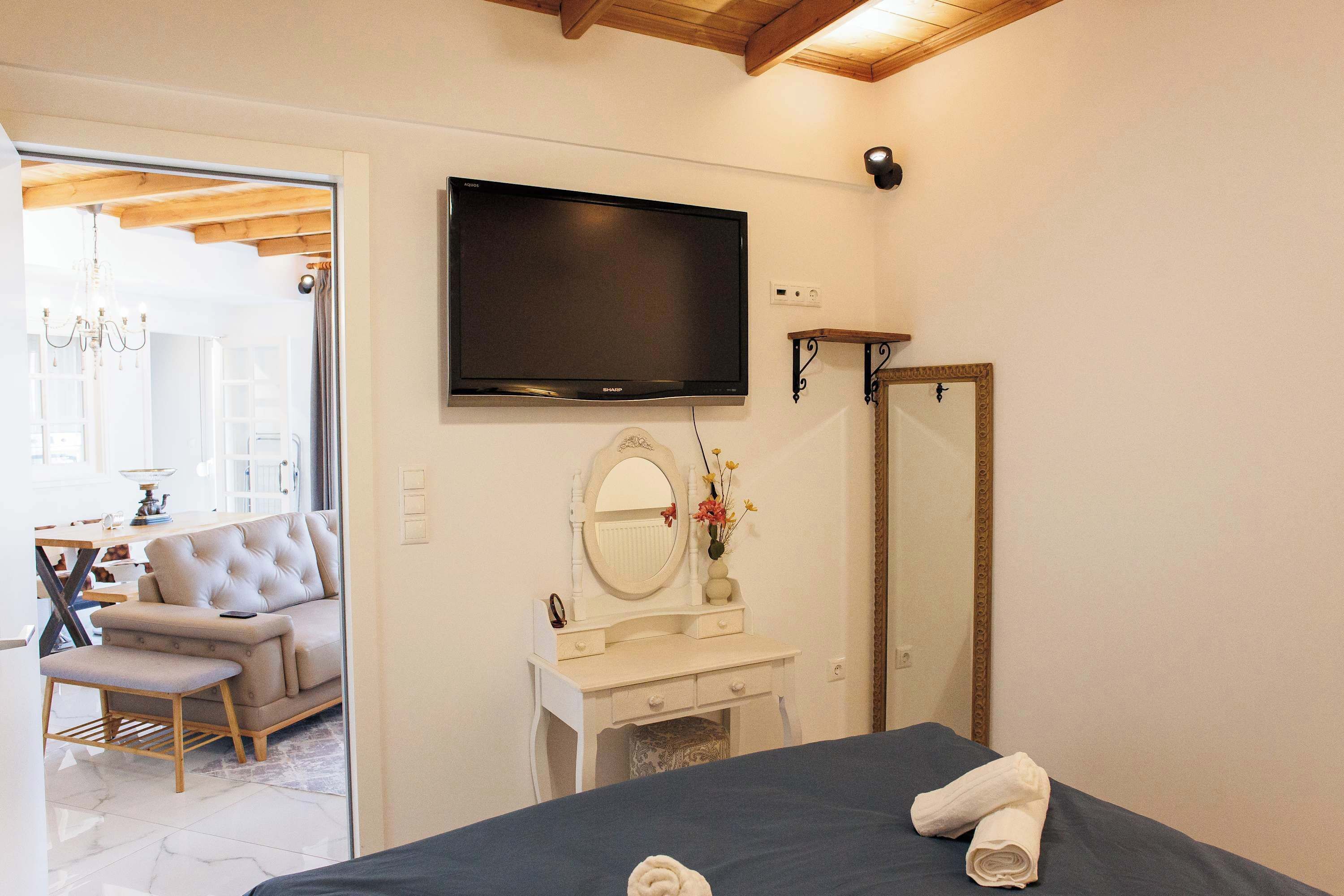 2 dormitorios, escritorio, tabla de planchar con plancha y cuna de viaje