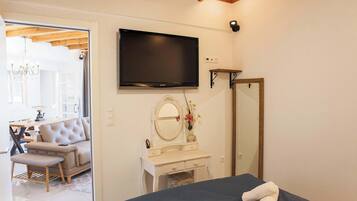 2 slaapkamers, een bureau, een strijkplank/strijkijzer, reisbedje