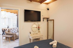 2 soverom, skrivebord, strykejern/-brett og reiseseng for barn