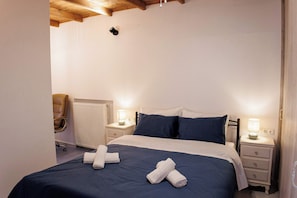 2 Schlafzimmer, Schreibtisch, Bügeleisen/Bügelbrett, Reisekinderbett