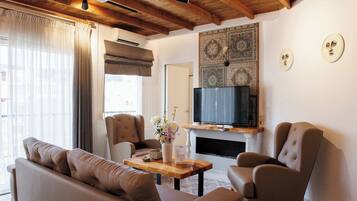 Televisie, boeken en een kantoor