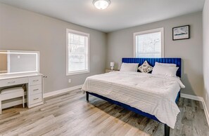 3 habitaciones, tabla de planchar con plancha, wifi y ropa de cama
