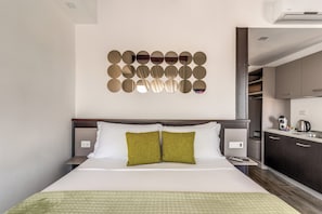 Comfort-Apartment, Balkon, Stadtblick | 1 Schlafzimmer, Schreibtisch, kostenloses WLAN