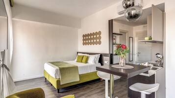 Comfort-Apartment, Balkon, Stadtblick | Wohnbereich