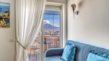 Apartamento conforto, sacada, vista para a cidade | Área de estar | TV