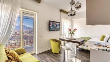 Apartamento conforto, sacada, vista para a cidade | Área de estar | TV