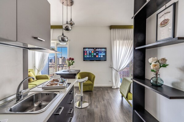 Comfort Apartment, Balcony, City View | Private kitchen | Fridge, cookware/dishes/utensils - Timeless (Naples)