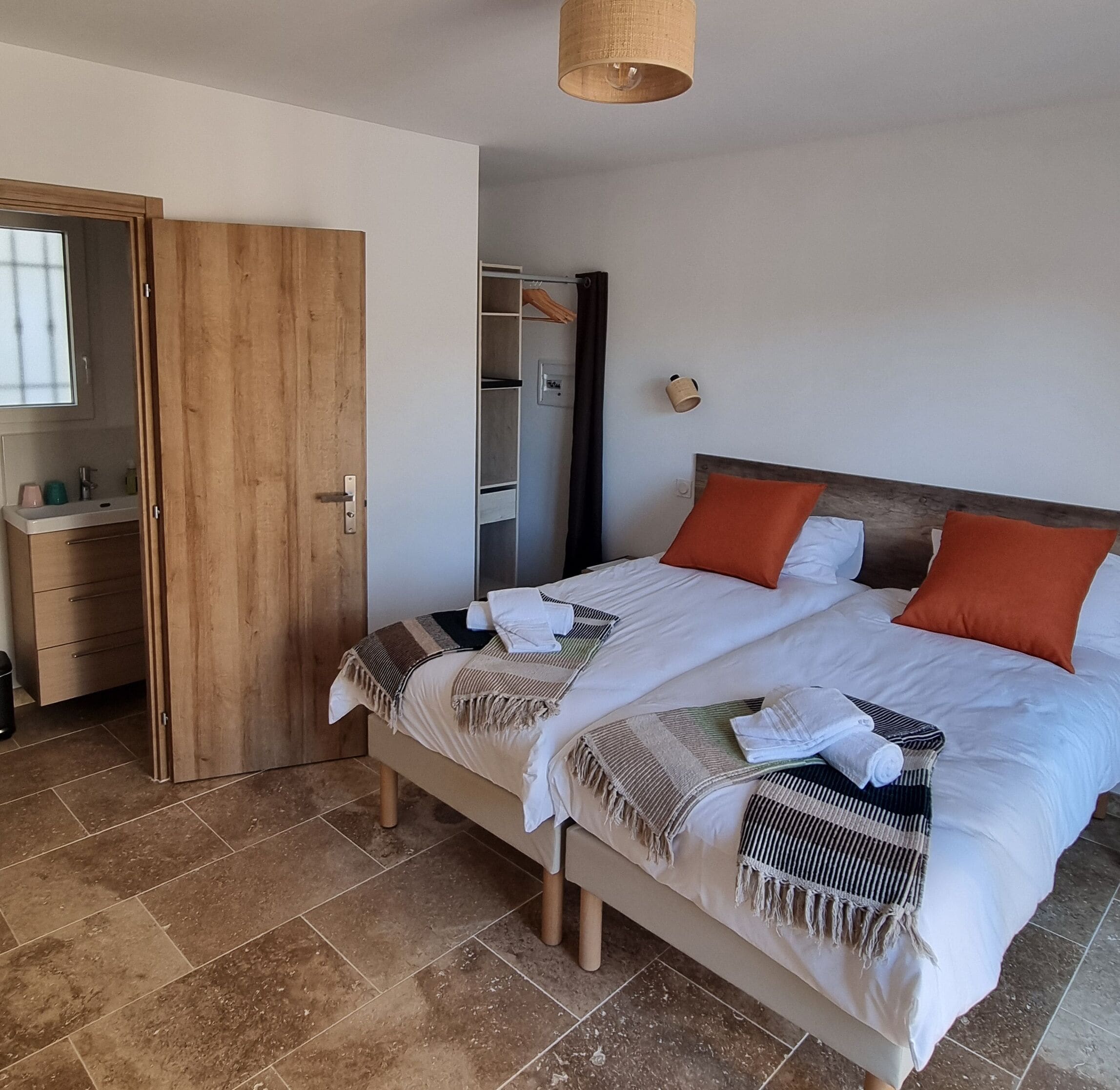 Chambre Deluxe Double ou avec lits jumeaux, vue piscine | Literie de qualité supérieure, chambres insonorisées, Wi-Fi gratuit