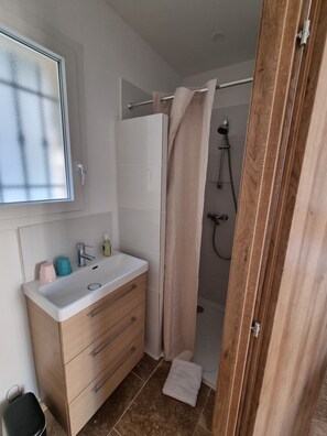 Chambre Deluxe Double ou avec lits jumeaux, vue piscine | Salle de bain