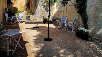 Deluxe kamer, 1 twee- of 2 eenpersoonsbedden, uitzicht op zwembad | Terras