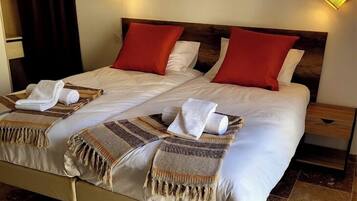 Deluxe kamer, 1 twee- of 2 eenpersoonsbedden, uitzicht op zwembad | Luxe beddengoed, geluiddichte muren, gratis wifi, beddengoed