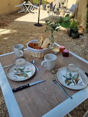 Free daily continental breakfast - L'Orée du Ventoux (Crillon-le-Brave)